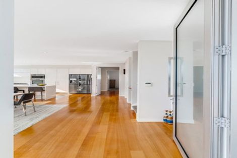 Photo of property in 33 Luplau Crescent, Cockle Bay, Auckland, 2014