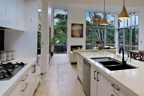 Photo of property in 39 Warner Park Avenue, Laingholm, Auckland, 0604