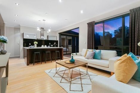 Photo of property in 19 Springvale Drive, Fairview Heights, Auckland, 0632