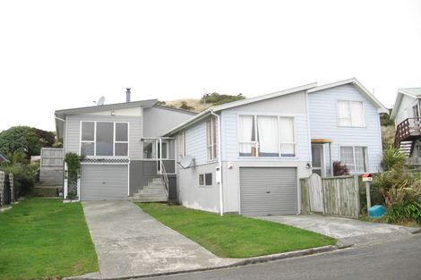 Photo of property in 41 Edgecombe Street, Newlands, Wellington, 6037