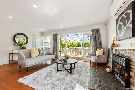 Photo of property in 24 La Rosa Street, Green Bay, Auckland, 0604