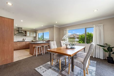 Photo of property in 22 Rising Parade, Fairview Heights, Auckland, 0632