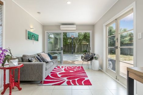 Photo of property in 32 Links Road, New Lynn, Auckland, 0600