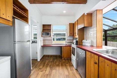 Photo of property in 32 Raroa Terrace, Tawa, Wellington, 5028