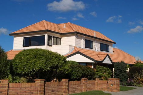 Photo of property in 2/8 The Green, Golflands, Auckland, 2013