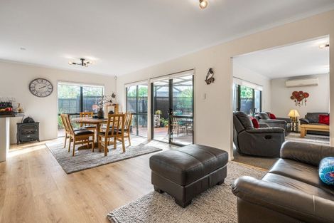 Photo of property in 17 Ryehill Close, New Lynn, Auckland, 0600