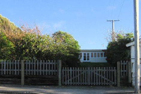 Photo of property in 34 Rauparaha Street, Waikanae Beach, Waikanae, 5036