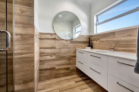 Photo of property in 18 Karaka Road, Kawakawa Bay, Papakura, 2585