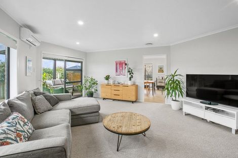Photo of property in 11 Montrose Place, Highlands Park, New Plymouth, 4312