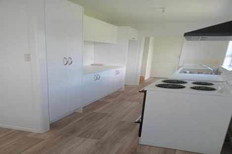 Photo of property in 8 Dawnhaven Drive, Te Atatu Peninsula, Auckland, 0610