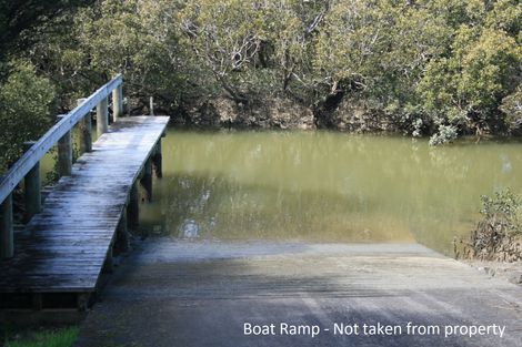 Photo of property in 7 Kaipara Lake Road, South Head, Helensville, 0874