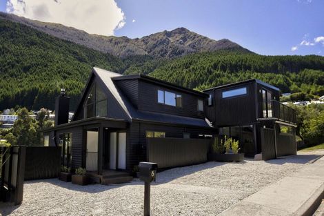 Photo of property in 6 Mackinnon Terrace, Sunshine Bay, Queenstown, 9300