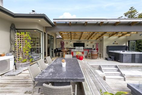 Photo of property in 16 Renlee Place, Shelly Park, Auckland, 2014