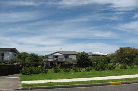 Photo of property in 27a Crispe Road, Clarks Beach, 2122