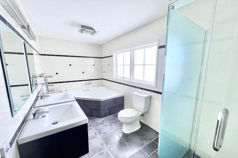 Photo of property in 2 King Richard Place, Browns Bay, Auckland, 0630