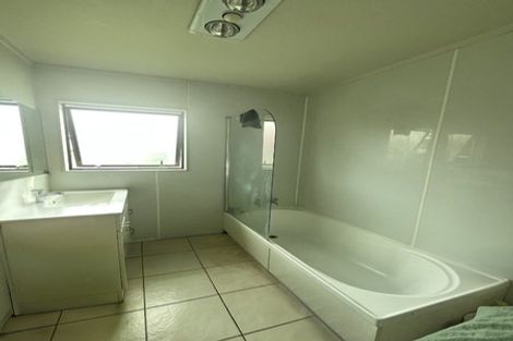 Photo of property in 9 Edgewater Drive, Pakuranga, Auckland, 2010