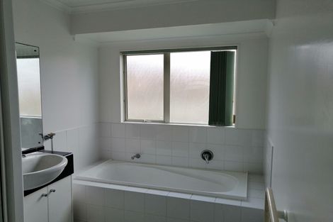 Photo of property in 12 Mellefont Close, East Tamaki Heights, Auckland, 2016