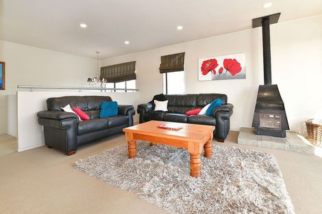 Photo of property in 3 Elgin Place, Red Beach, 0932