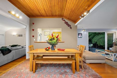 Photo of property in 37 Quinns Road, Waiatarua, Auckland, 0612