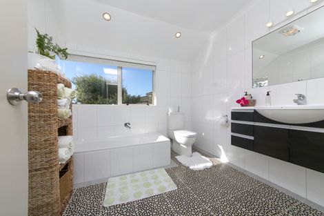 Photo of property in 6 Applemoors Way, Riverhead, 0820