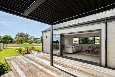 Photo of property in 2 Motutere Drive, Matarangi, 3592