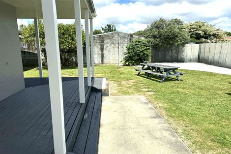 Photo of property in 4 Mokau Place, Terrace End, Palmerston North, 4410