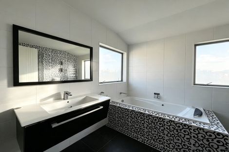 Photo of property in 16 Lakeridge Close, Northcross, Auckland, 0632