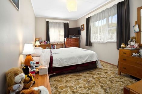 Photo of property in 38 Taylor Terrace, Tawa, Wellington, 5028