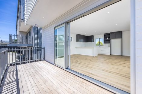 Photo of property in 3/94 Target Road, Totara Vale, Auckland, 0629