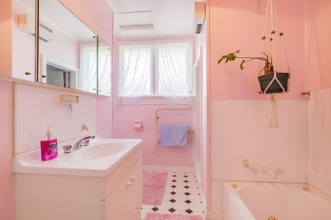 Photo of property in 121 Larnach Road, Vauxhall, Dunedin, 9013