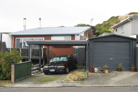 Photo of property in 39a Edgecombe Street, Newlands, Wellington, 6037