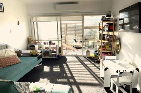 Photo of property in 3/201 Derwent Street, Island Bay, Wellington, 6023