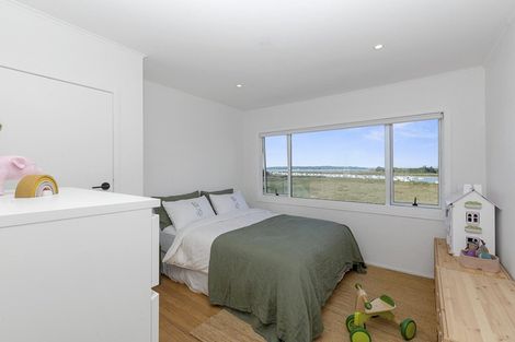 Photo of property in 106 Tiroroa Avenue, Te Atatu South, Auckland, 0610
