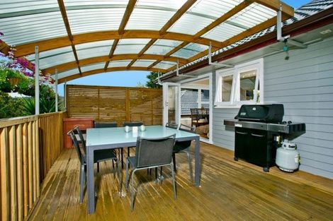 Photo of property in 10 Paragon Avenue, Beach Haven, Auckland, 0626