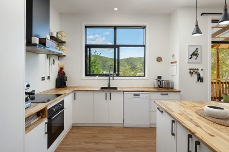 Photo of property in 30 Waimarama Street, Waikawa, Picton, 7220