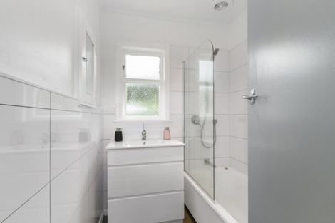 Photo of property in 35 Lees Grove, Wainuiomata, Lower Hutt, 5014