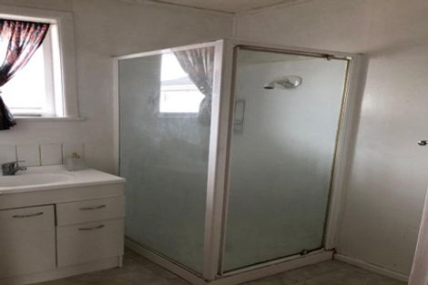 Photo of property in 81 Pupuke Road, Northcote, Auckland, 0627