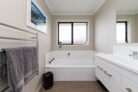 Photo of property in 4 Levi Place, Kelvin Grove, Palmerston North, 4414