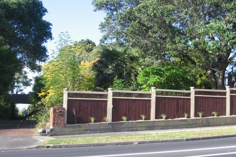 Photo of property in 117 Pupuke Road, Northcote, Auckland, 0627