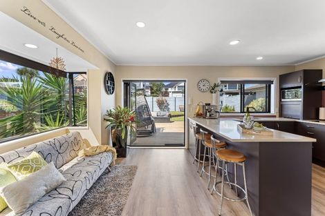 Photo of property in 37 Pigeon Mountain Road, Half Moon Bay, Auckland, 2012