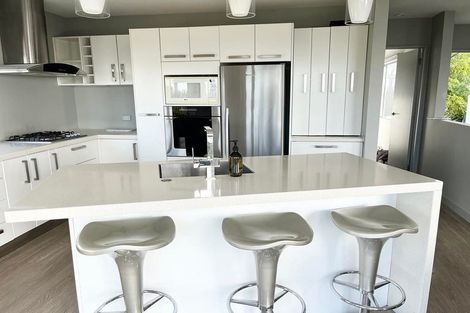 Photo of property in 1/39 Wade River Road, Stanmore Bay, Whangaparaoa, 0932