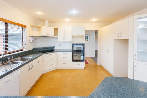 Photo of property in 31 Johnstone Drive, Fitzherbert, Palmerston North, 4410