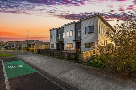 Photo of property in 4 Lumbarda Drive, Kumeu, 0810