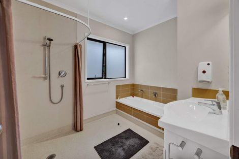 Photo of property in 2 Heaphy Road, Opunake, 4616