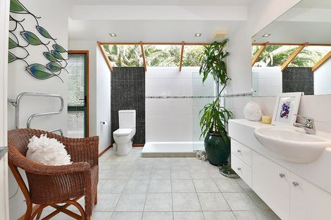 Photo of property in 21 Beach Road, Manly, Whangaparaoa, 0930