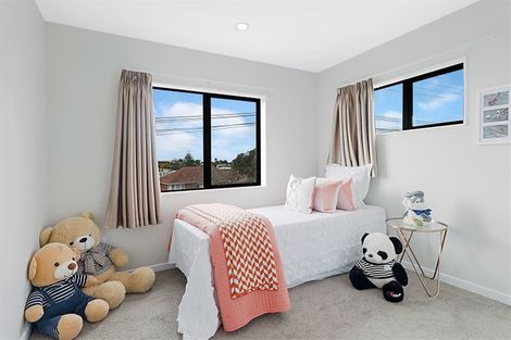 Photo of property in 105 Lincoln Park Avenue, Massey, Auckland, 0614