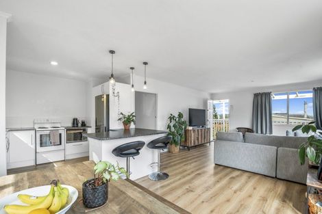 Photo of property in 43 Karaka Street, Helensville, 0800