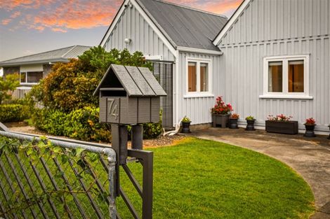 Photo of property in 74 Ferry Parade, Herald Island, Auckland, 0618