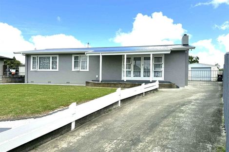 Photo of property in 4 Mokau Place, Terrace End, Palmerston North, 4410
