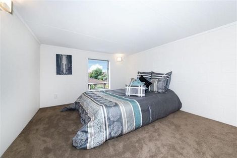 Photo of property in 2/4210a Great North Road, Glendene, Auckland, 0602